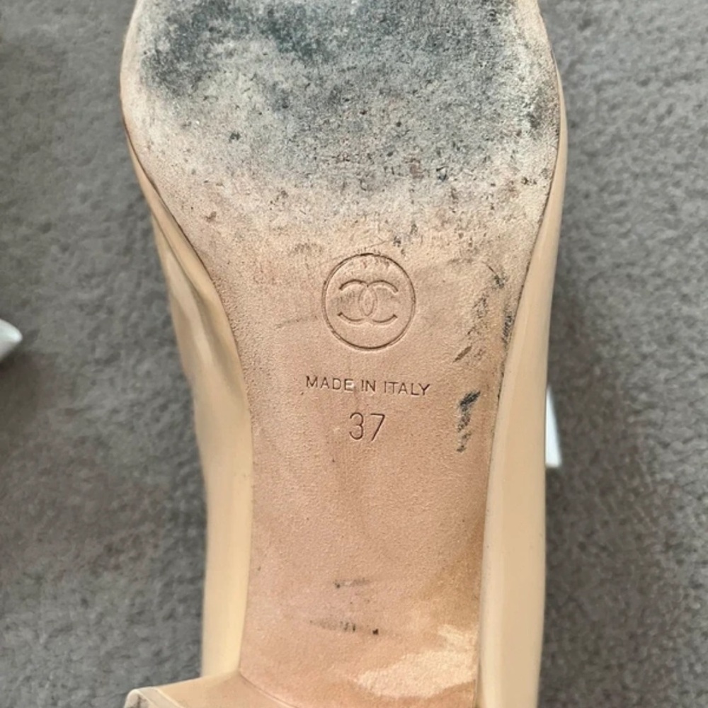 CHANEL Cream Patent Leather Heels with White Bow - Picture 4 of 4